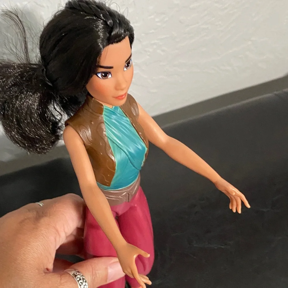 Disney Pricess Raya Doll with Teal and Burgundy Outfit